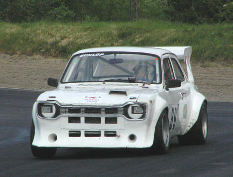 Billeder er taknemmelige! Lars Molvigs Mk. I Escort får aldrig en pris for sin gode finish, men gennemførte samtlige fire heat. (Foto: Motorsporten.dk)